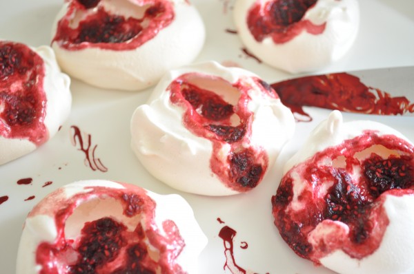 Blood-stained snow - Raspberry meringues