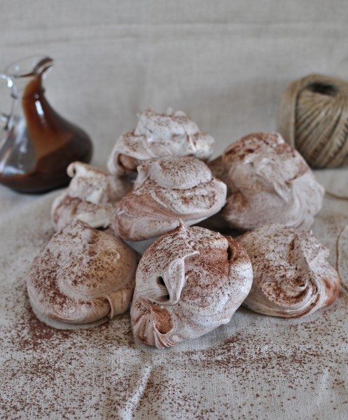 Chocolate cinnamon meringues