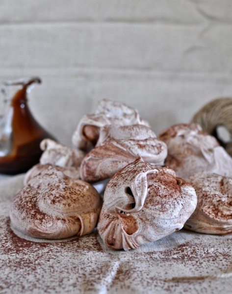 Chocolate cinnamon meringues