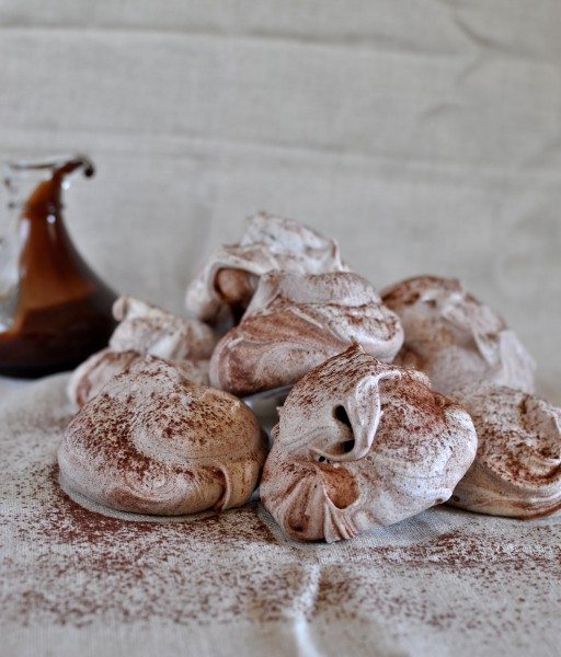 Chocolate cinnamon meringues