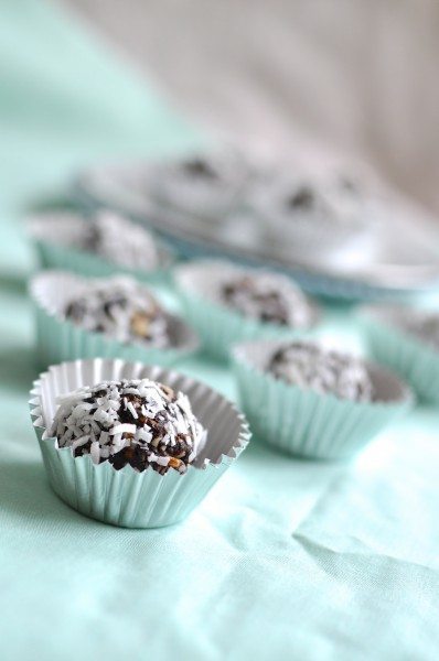 Paleo chocolate almond 'truffles'