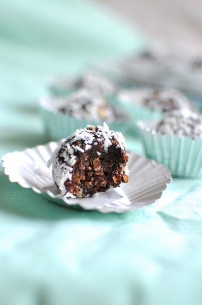 Paleo chocolate almond 'truffles'