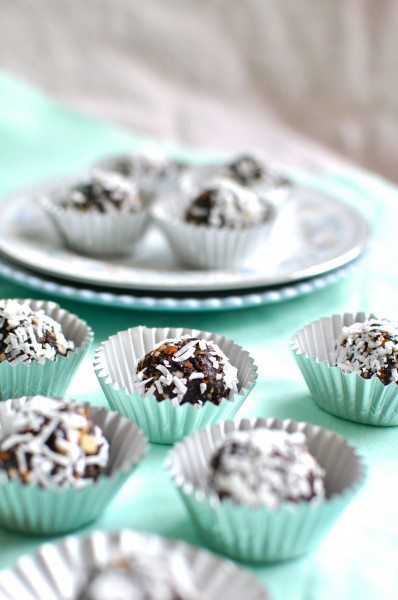 Paleo chocolate almond 'truffles'