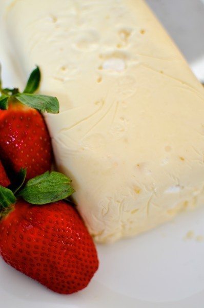 Lemon meringue ice cream with chocolate sauce