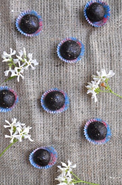 Raw brownie balls