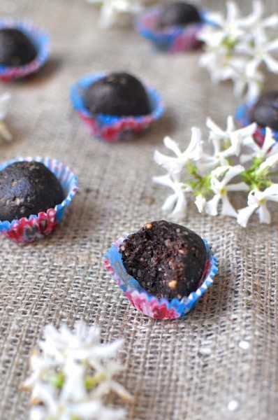Raw brownie balls
