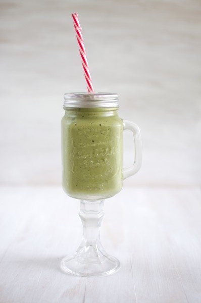 2 minute green smoothie via www.clairekcreations.com
