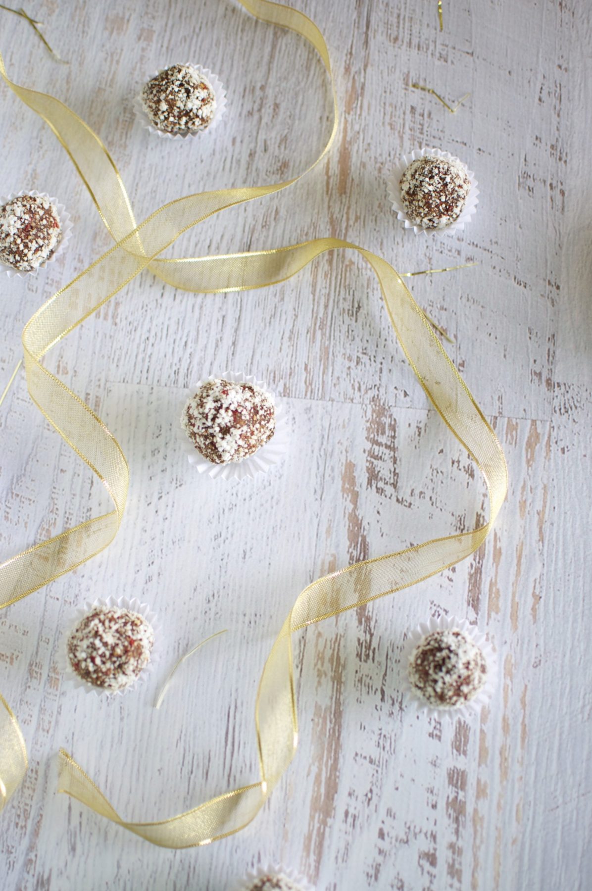 Nut free Christmas bliss balls with goji berries via www.clairekcreations.com