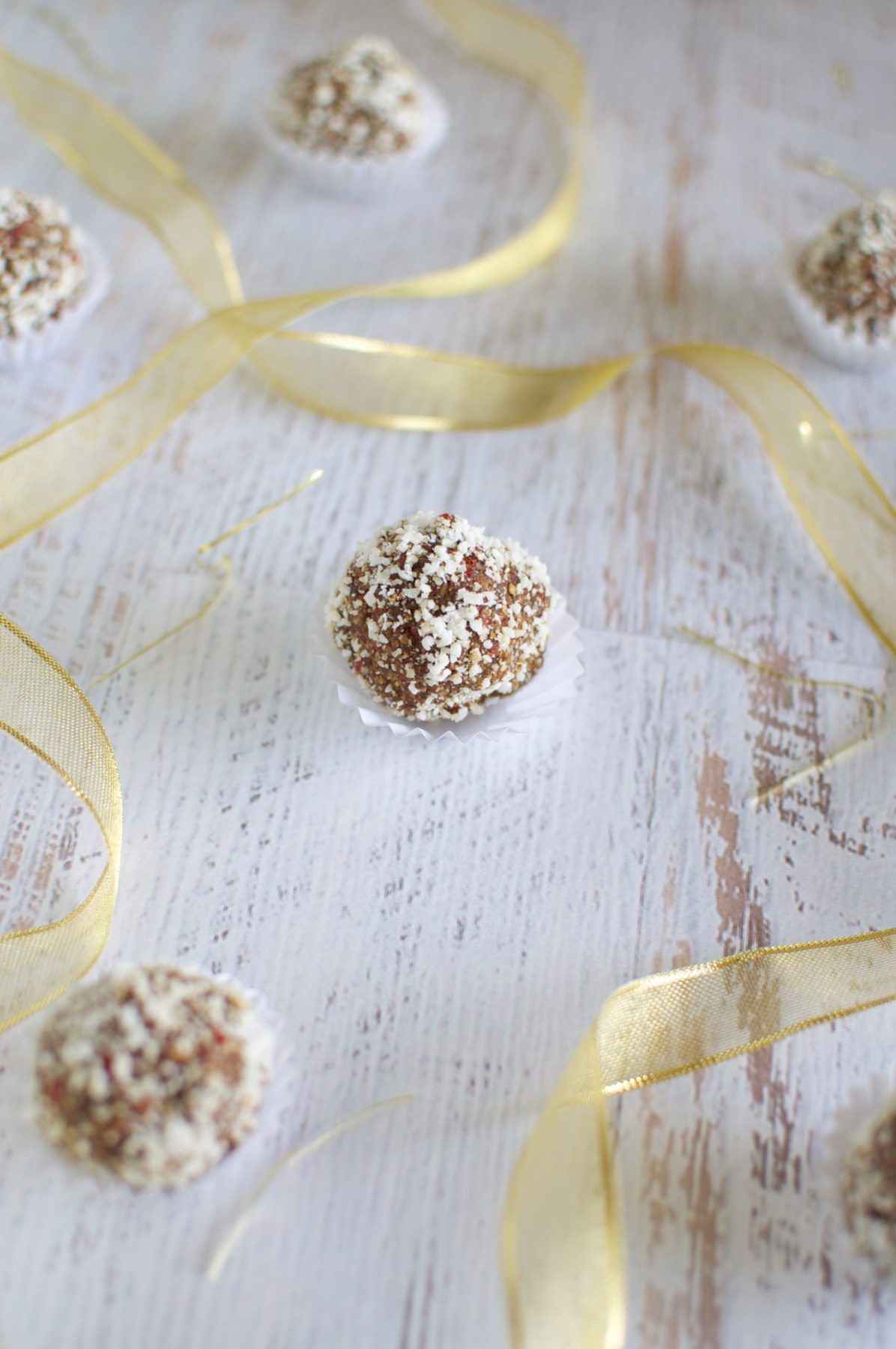 Nut free Christmas bliss balls with goji berries via www.clairekcreations.com