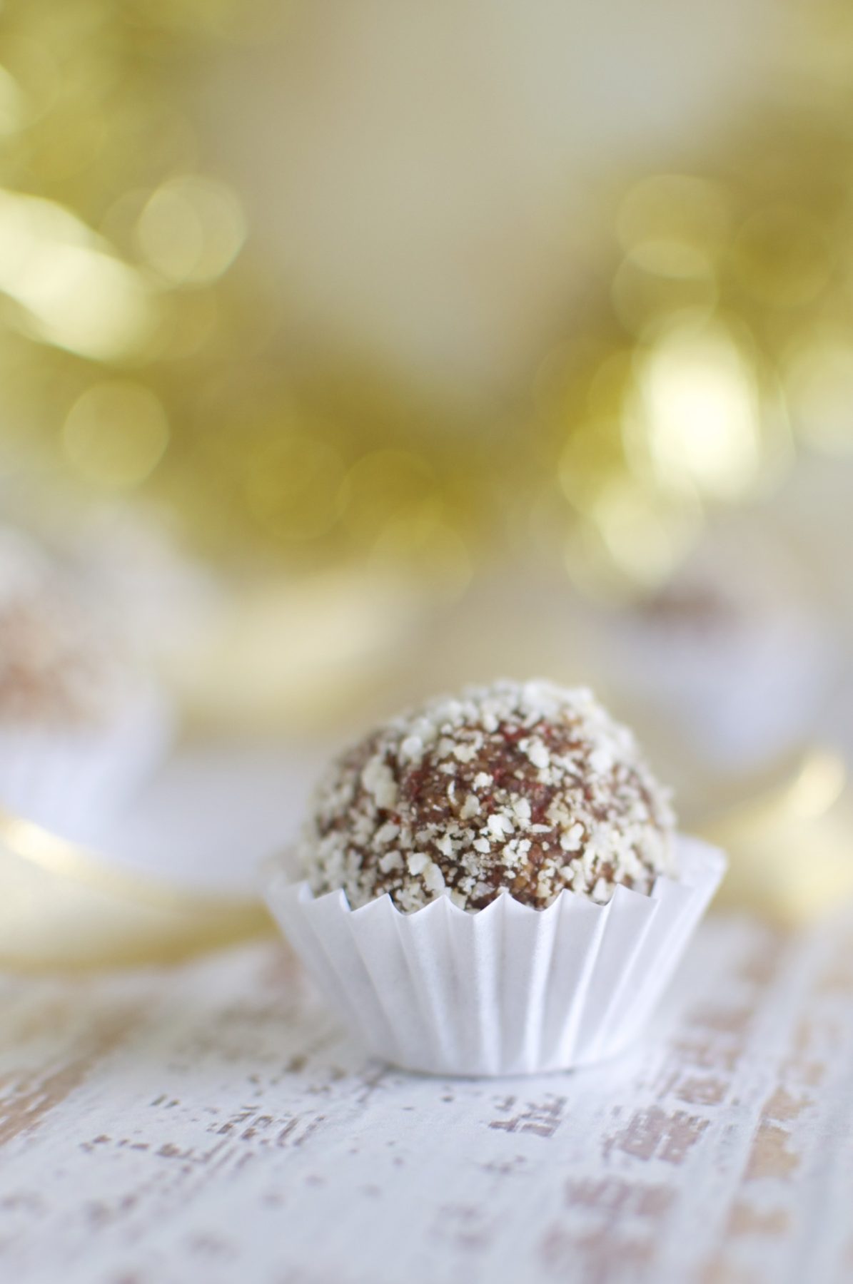 Nut free Christmas bliss balls with goji berries via www.clairekcreations.com