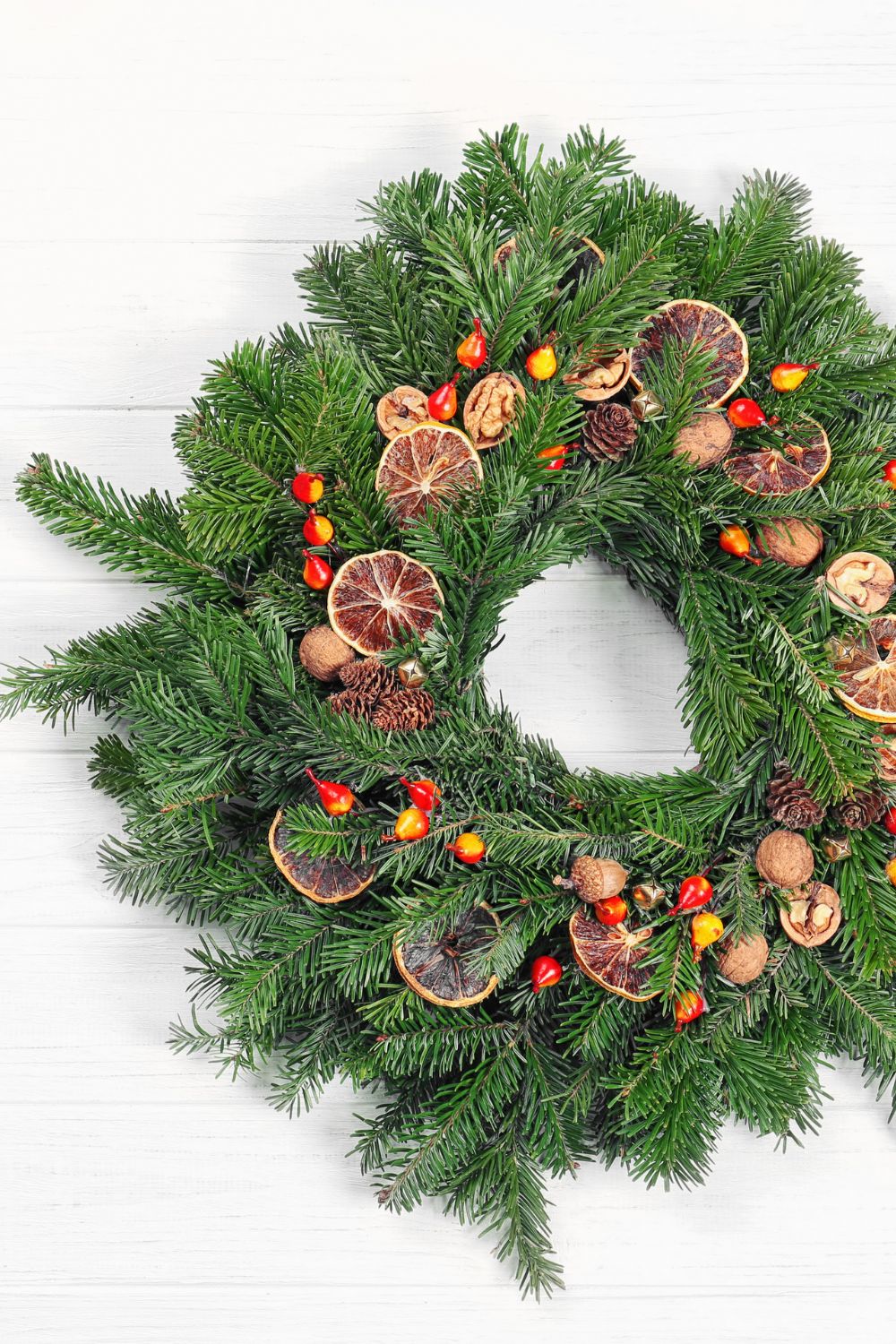 Christmas wreath made using dried oranges slices - how to dry oranges for Christmas decorating