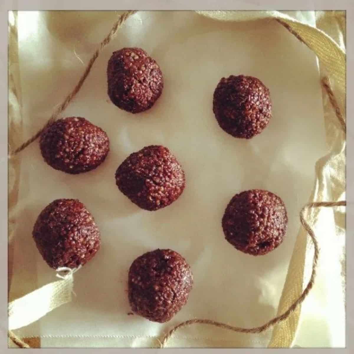 Choc peanut butter quinoa balls