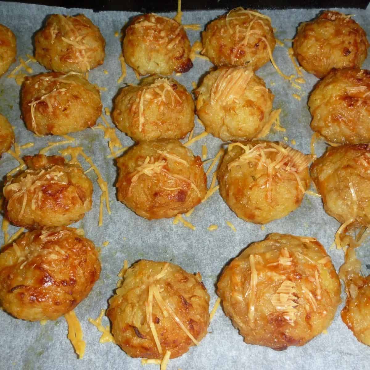 Caramelised onion risotto cakes (with mozzarella)