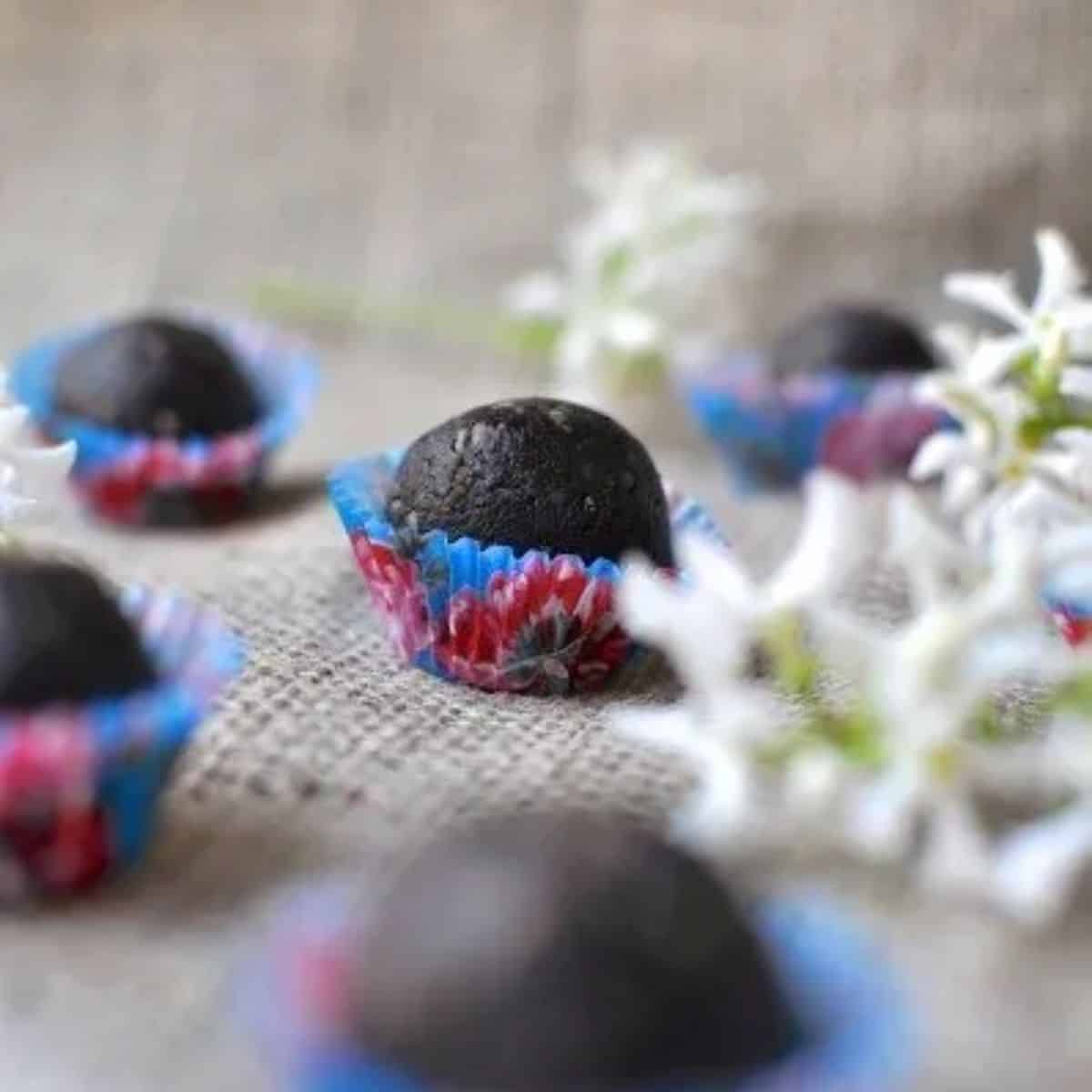 Raw brownie balls
