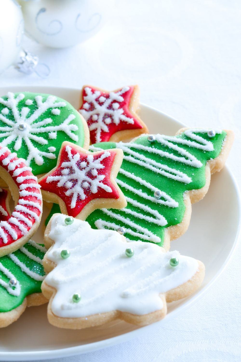 How to make icing that hardens for Christmas cookies - how to add festive sprinkles to Christmas sugar cookies