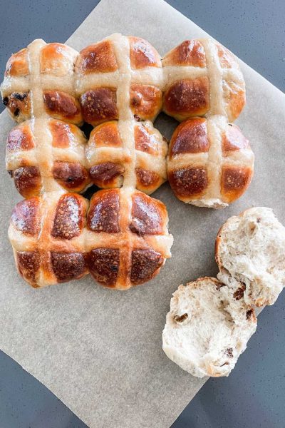 Best soft fluffy hot cross buns recipe (with sourdough)
