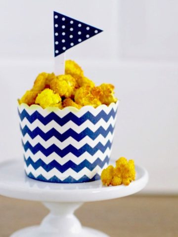 Vegan cheesy cauliflower popcorn