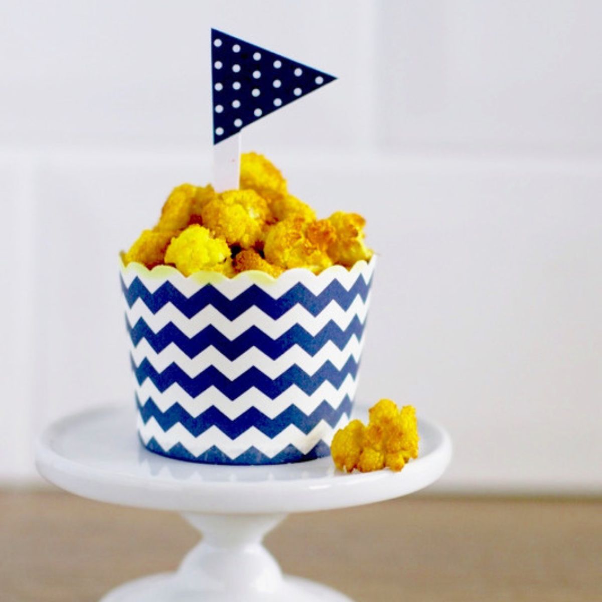 Vegan cheesy cauliflower popcorn