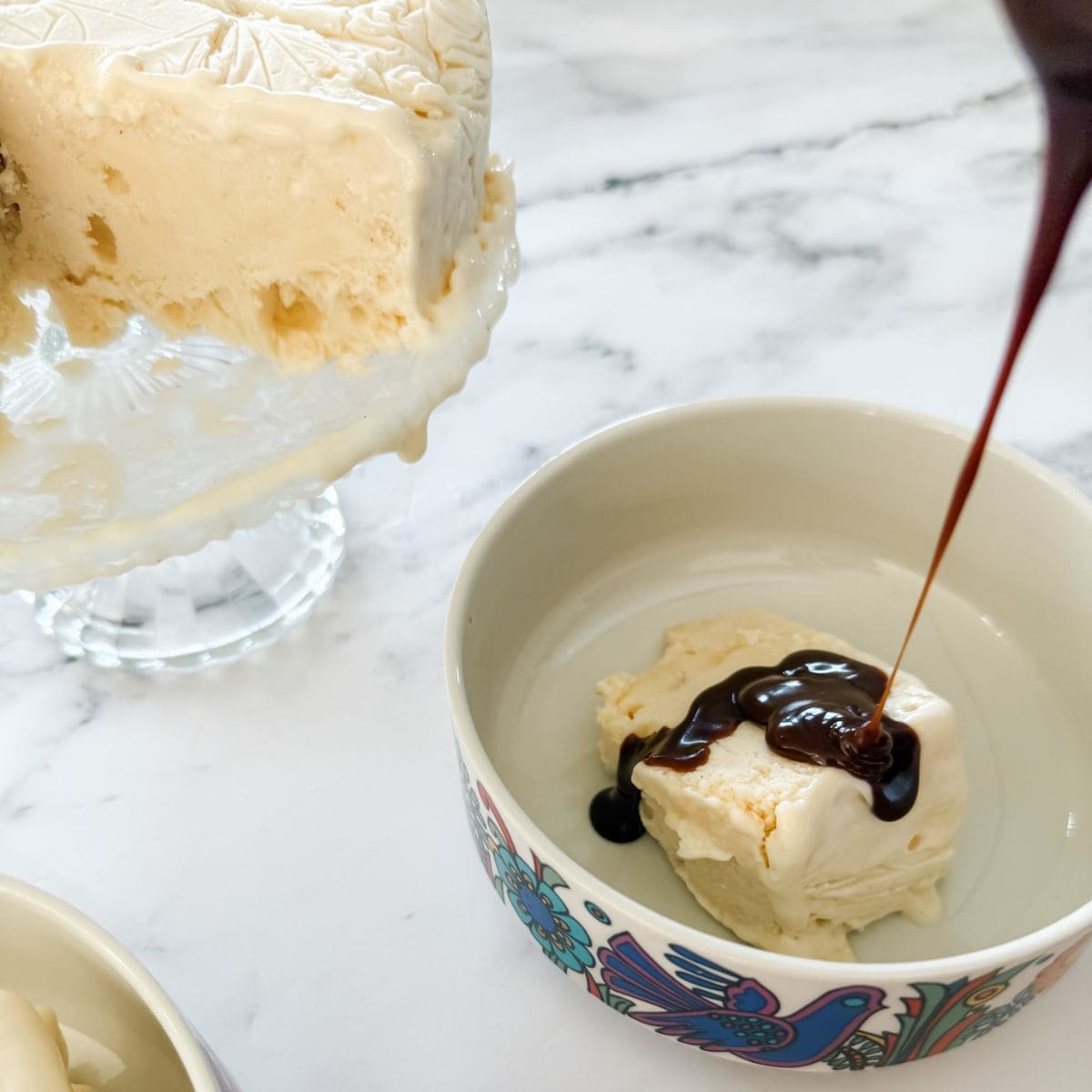 Lemon meringue ice cream with chocolate sauce