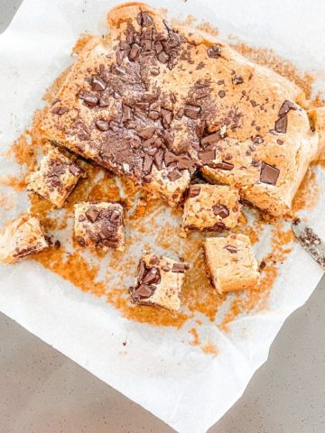 Gluten free blondies with chocolate chunks