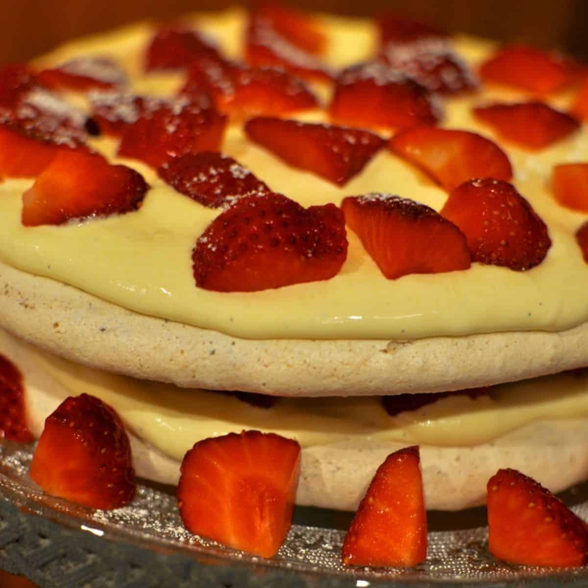 Hazelnut meringue with strawberries